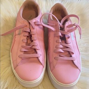 pink puma sneakers!